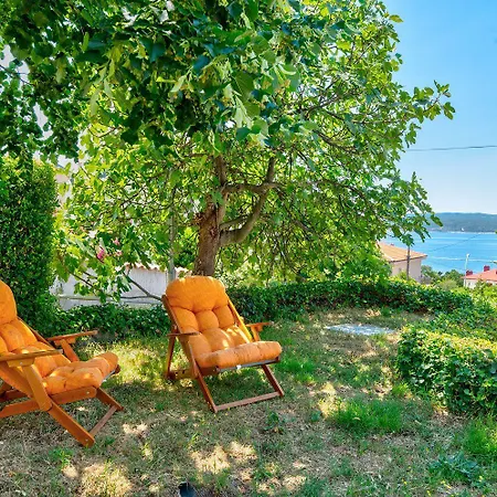 Komfortables Nur 200 Meter Zum Sandstrand Mit Meerblick, Liegewiese, Grill Apartman