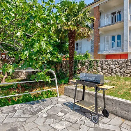 Komfortables Nur 200 Meter Zum Sandstrand Mit Meerblick, Liegewiese, Grill Apartman Crikvenica