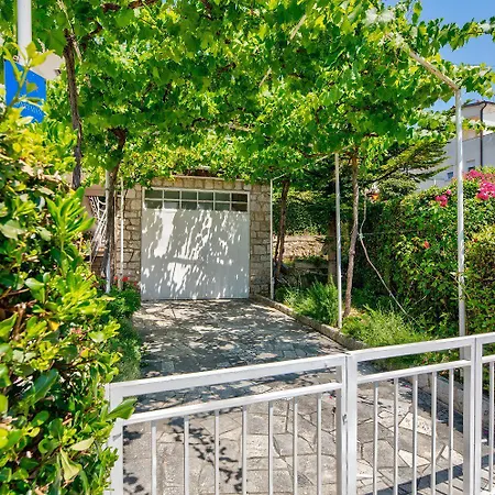 Komfortables Nur 200 Meter Zum Sandstrand Mit Meerblick, Liegewiese, Grill Apartman