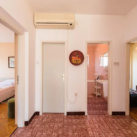 Komfortables Nur 200 Meter Zum Sandstrand Mit Meerblick, Liegewiese, Grill Crikvenica