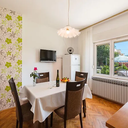 Komfortables Nur 200 Meter Zum Sandstrand Mit Meerblick, Liegewiese, Grill Apartman Crikvenica