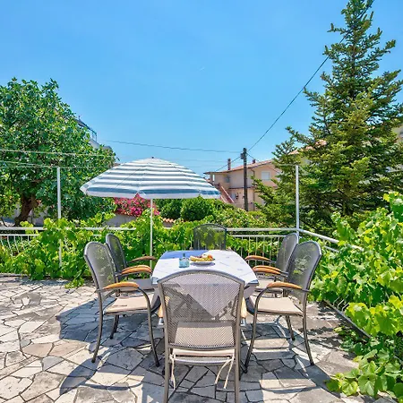 Komfortables Nur 200 Meter Zum Sandstrand Mit Meerblick, Liegewiese, Grill * Crikvenica