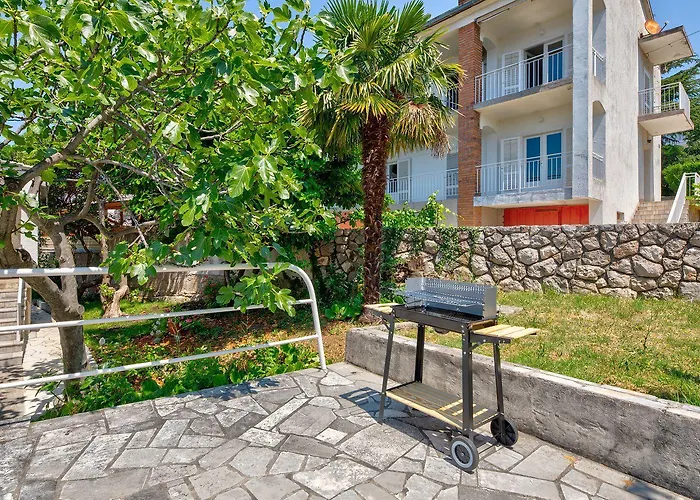 Komfortables Nur 200 Meter Zum Sandstrand Mit Meerblick, Liegewiese, Grill Lägenhet Crikvenica