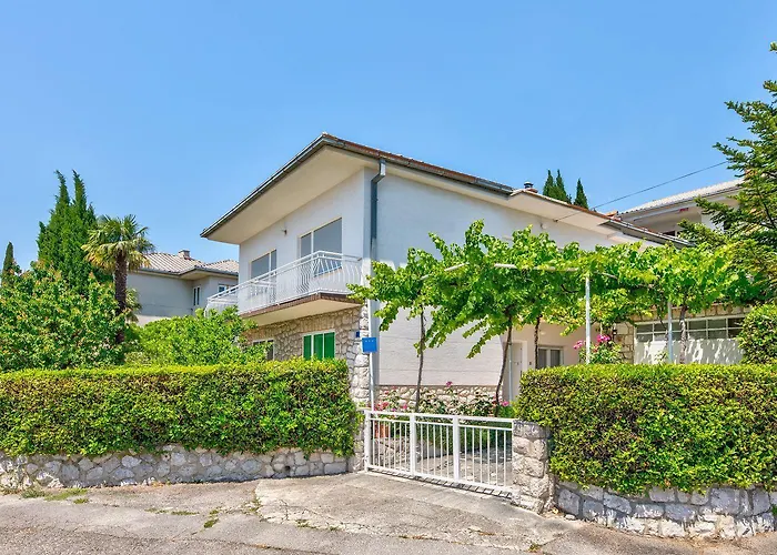 Komfortables Nur 200 Meter Zum Sandstrand Mit Meerblick, Liegewiese, Grill